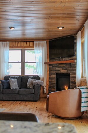 Smart TV, fireplace, video games, DVD player - Premier Location on Crosslake - Hot Tub - Pontoon Rental - Waterslide - Games  (Crosslake)