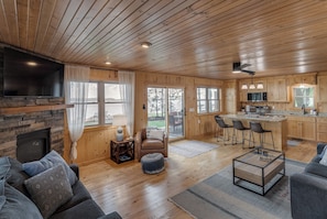 تلفزيون ذكي، مدفأة، ألعاب فيديو، مشغل دي في دي