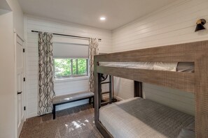 5 dormitoris, planxa i posts de planxar i un bressol de viatge 