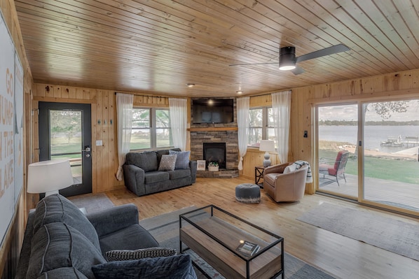 Smart TV, chimenea, videojuegos y reproductor de DVD