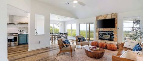 TV connectée, cheminée, jeux vidéo, livres