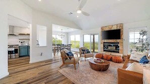 TV connectée, cheminée, jeux vidéo, livres