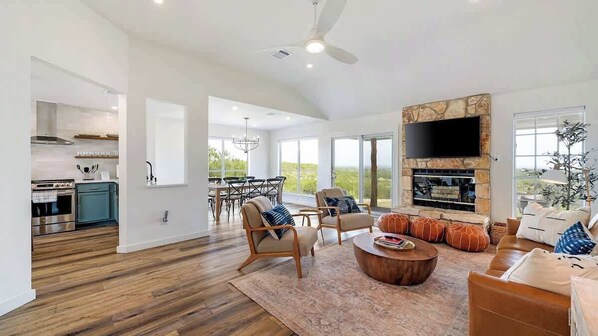 TV connectée, cheminée, jeux vidéo, livres