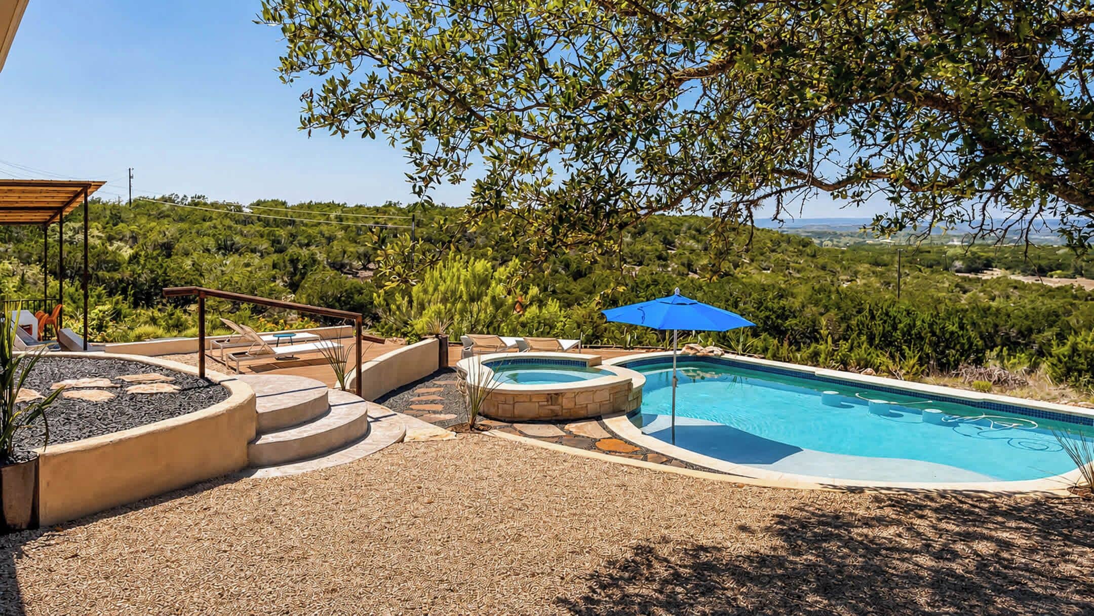 Piscina com hidromassagem, área de estar ao ar livre e pérgola.