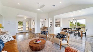 TV connectée, cheminée, jeux vidéo, livres