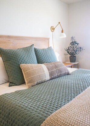 4 bedrooms, iron/ironing board, travel cot, free WiFi - 8 Acre Retreat - Pool, Hot Tub, Putting Green (Dripping Springs)