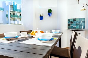 Outdoor dining - Charming apartment for rent in Roses, Costa Brava! Ideal for 4 people, 1600m from the beach. Book now! (Roses)