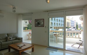 TV - Charming apartment for rent in Empuriabrava, Costa Brava. 1100m from the beach, capacity for 4 people. (Empuriabrava)