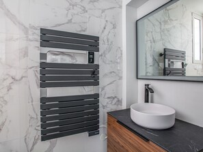 Shower, hair dryer, towels, soap - Appartement Armény - Welkeys (Marseille)