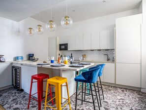 Fridge, microwave, oven, dishwasher - Appartement Armény - Welkeys (Marseille)