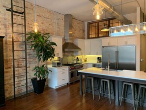 Refrigerador, microondas, horno y parrilla de estufa