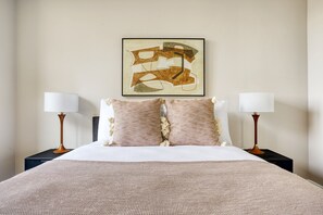 1 dormitorio, tabla de planchar con plancha, wifi y ropa de cama