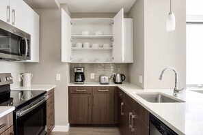 Réfrigérateur, four à micro-ondes, un four, surface de cuisson