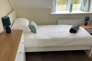 3 habitaciones, tabla de planchar con plancha, wifi y ropa de cama