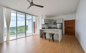 Réfrigérateur, micro-ondes, four, lave-vaisselle