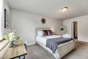 3 chambres, bureau, fer et planche à repasser, accès au Wi-Fi (inclus)