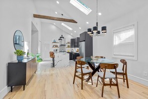 Dining - Black Swan House- ATL Lux Living (Atlanta)