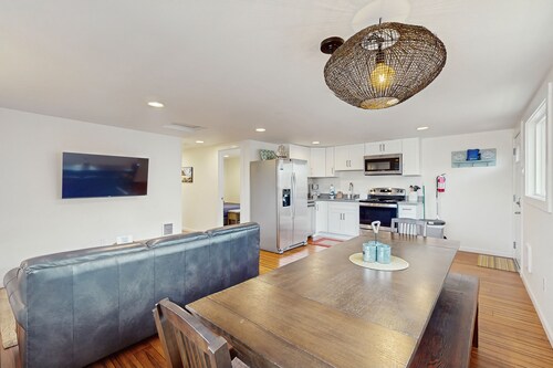 Downtown Condo w/ rooftop deck - just steps to beach, restaurants, & bars