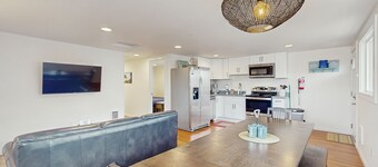 Downtown Condo w/ rooftop deck - just steps to beach, restaurants, & bars