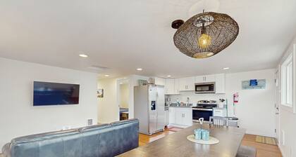 Downtown Condo w/ rooftop deck - just steps to beach, restaurants, & bars