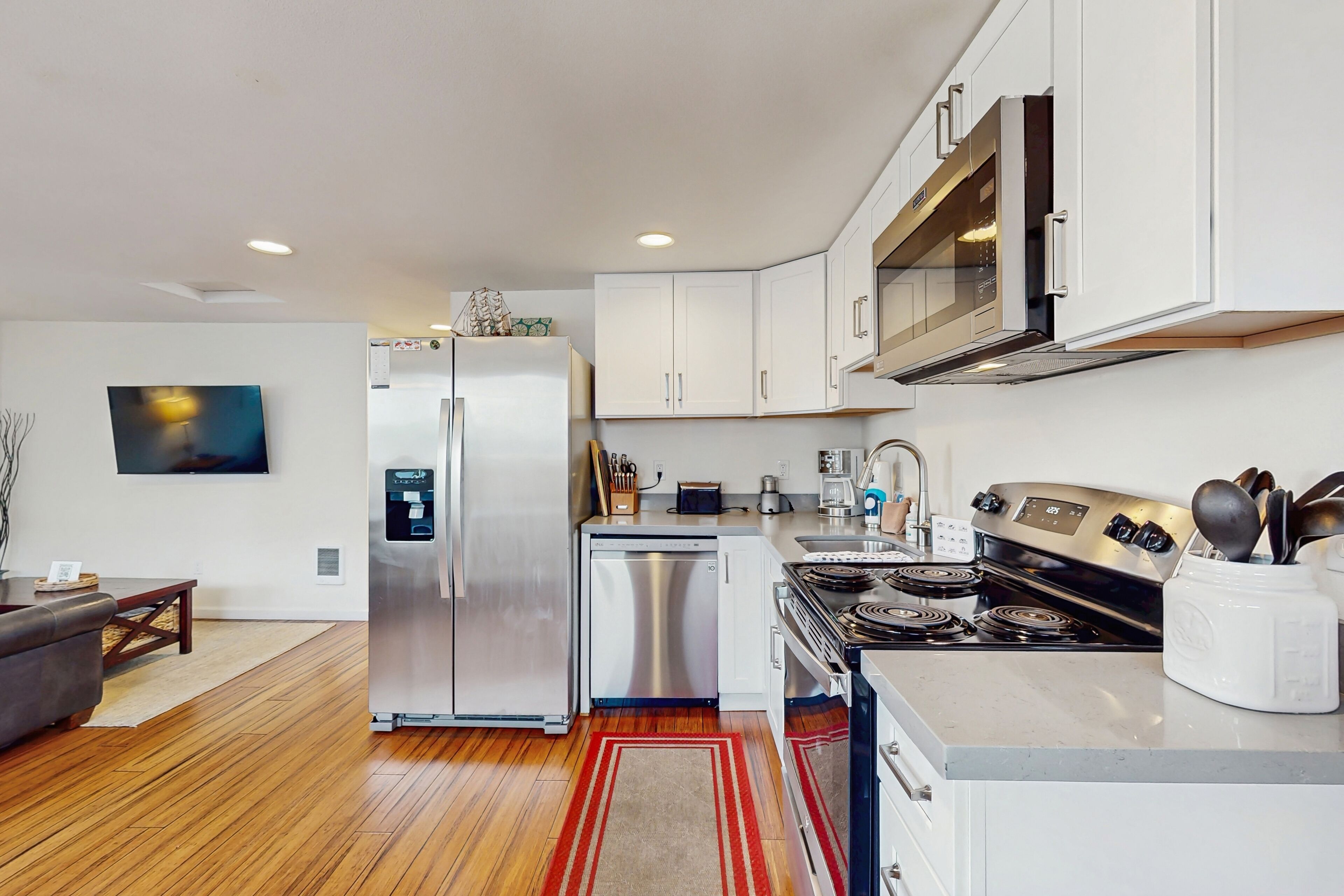 Réfrigérateur, micro-ondes, four, plaque de cuisson