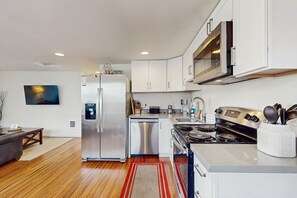 Réfrigérateur, four à micro-ondes, un four, surface de cuisson