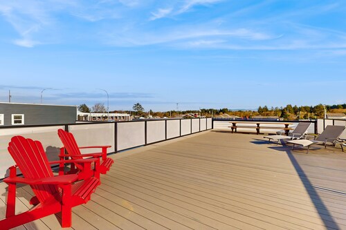 Downtown Condo w/ rooftop deck - just steps to beach, restaurants, & bars