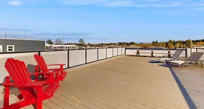 Downtown Condo w/ rooftop deck - just steps to beach, restaurants, & bars