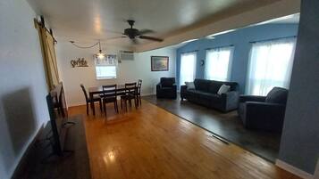 Televisor intel·ligent i llibres