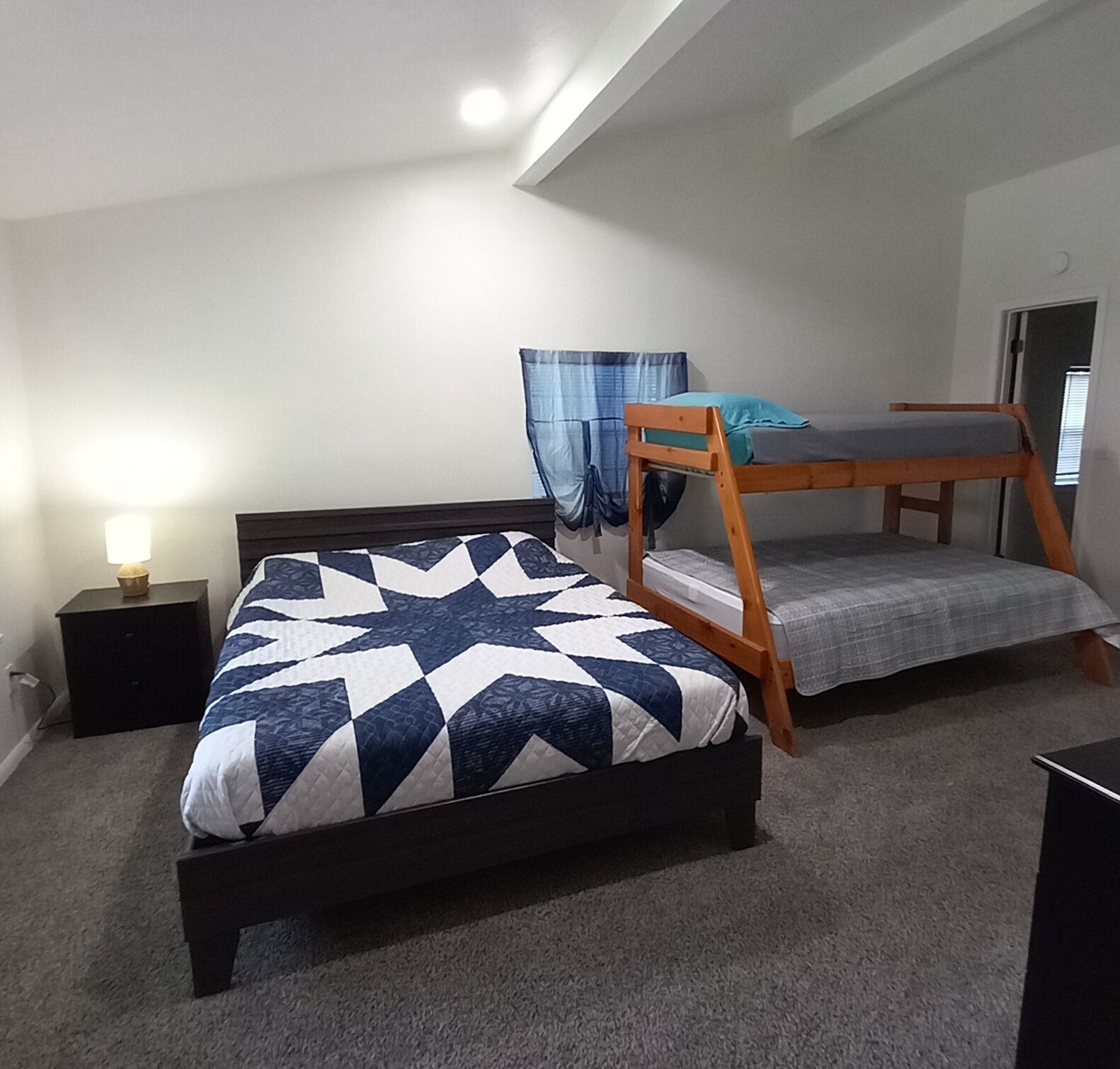 2 slaapkamers, een strijkplank/strijkijzer, gratis wifi, beddengoed