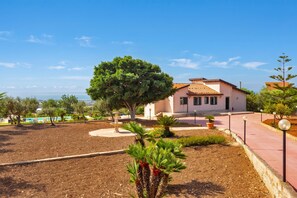 A residential property with a pool, a large tree, and a well-maintained garden. - Villa Milizie, Scicli, Italy (Scicli)