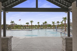 Utendørsbasseng og et oppvarmet basseng