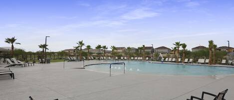 Een buitenzwembad en een verwarmd zwembad