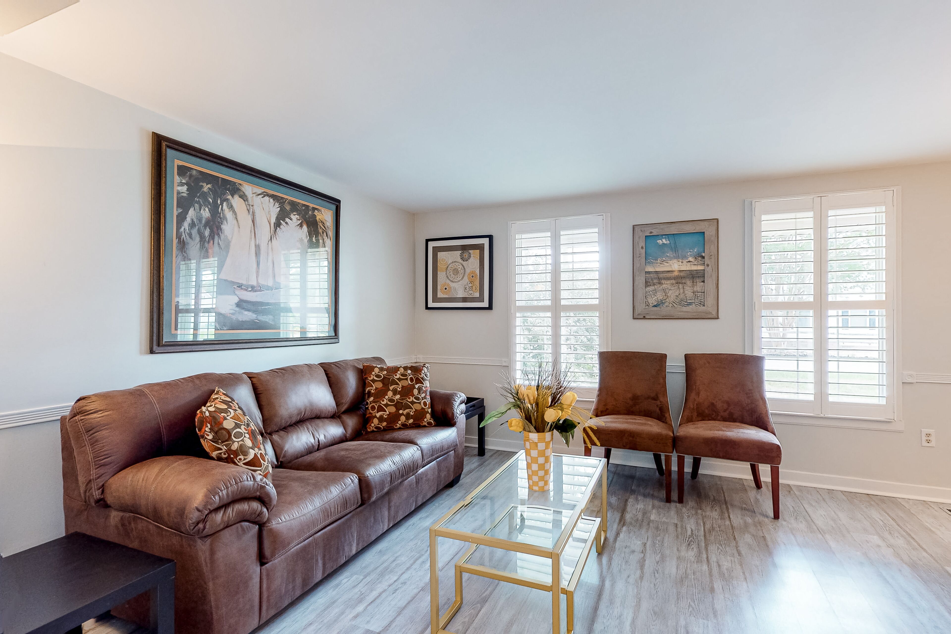 Canal-side charmer with park views & deck + pool and sports court access