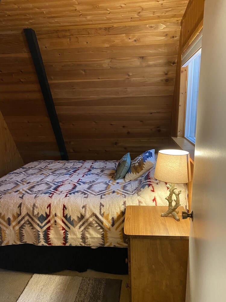 Cozy Aframe in Glacier Springs! 35 minutes from Mt Baker ski area