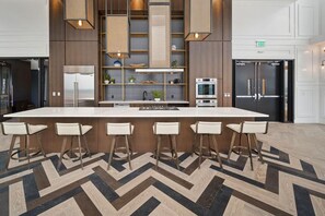 Réfrigérateur, micro-ondes, four, lave-vaisselle