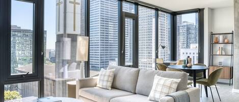 Una televisión, un reproductor estéreo