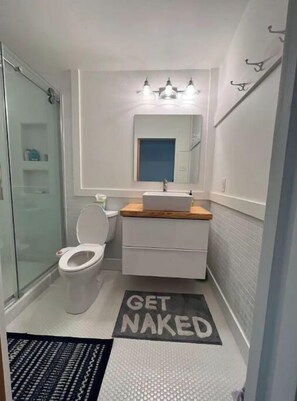 Dusj, hårføner, håndklær og såpe