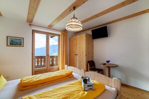 3 bedrooms, free WiFi, bed sheets, wheelchair access