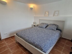 3 bedrooms, travel cot, WiFi, bed sheets