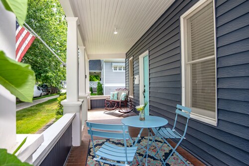 Beautiful Historic Home Near Lake & Downtown