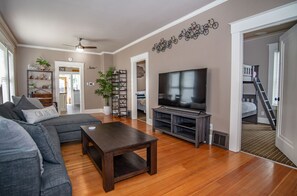 3 chambres, bureau, fer et planche à repasser, lit parapluie