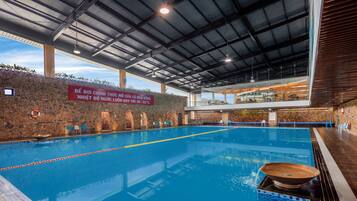 Una piscina cubierta, tumbonas