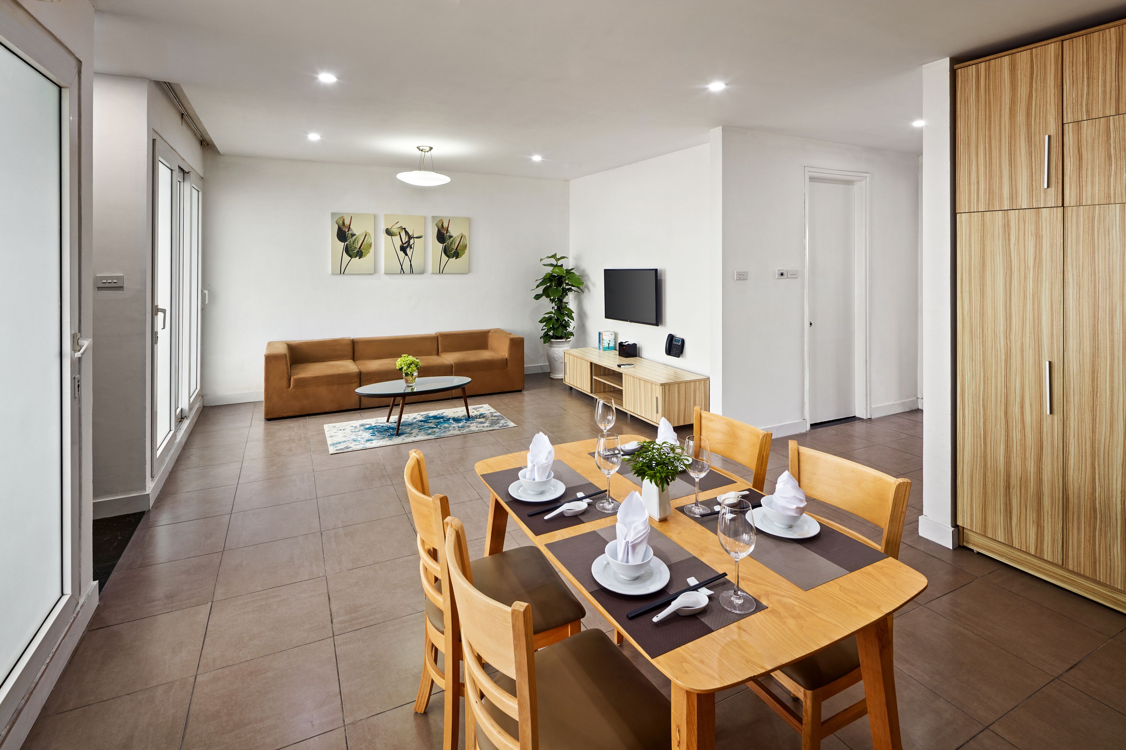 Family Apartment | Meja, ruang kerja komputer riba, kalis bunyi, seterika/papan seterika 