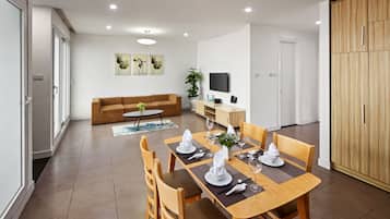 Family Apartment | Meja, ruang kerja komputer riba, kalis bunyi, seterika/papan seterika