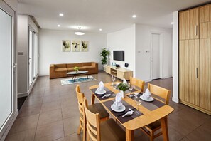 مكتب ومساحة عمل للكمبيوتر المحمول وتجهيزات عازلة للصوت ومكواة/لوح كي