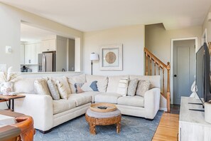 TV connectée, cheminée, table de tennis de table, livres