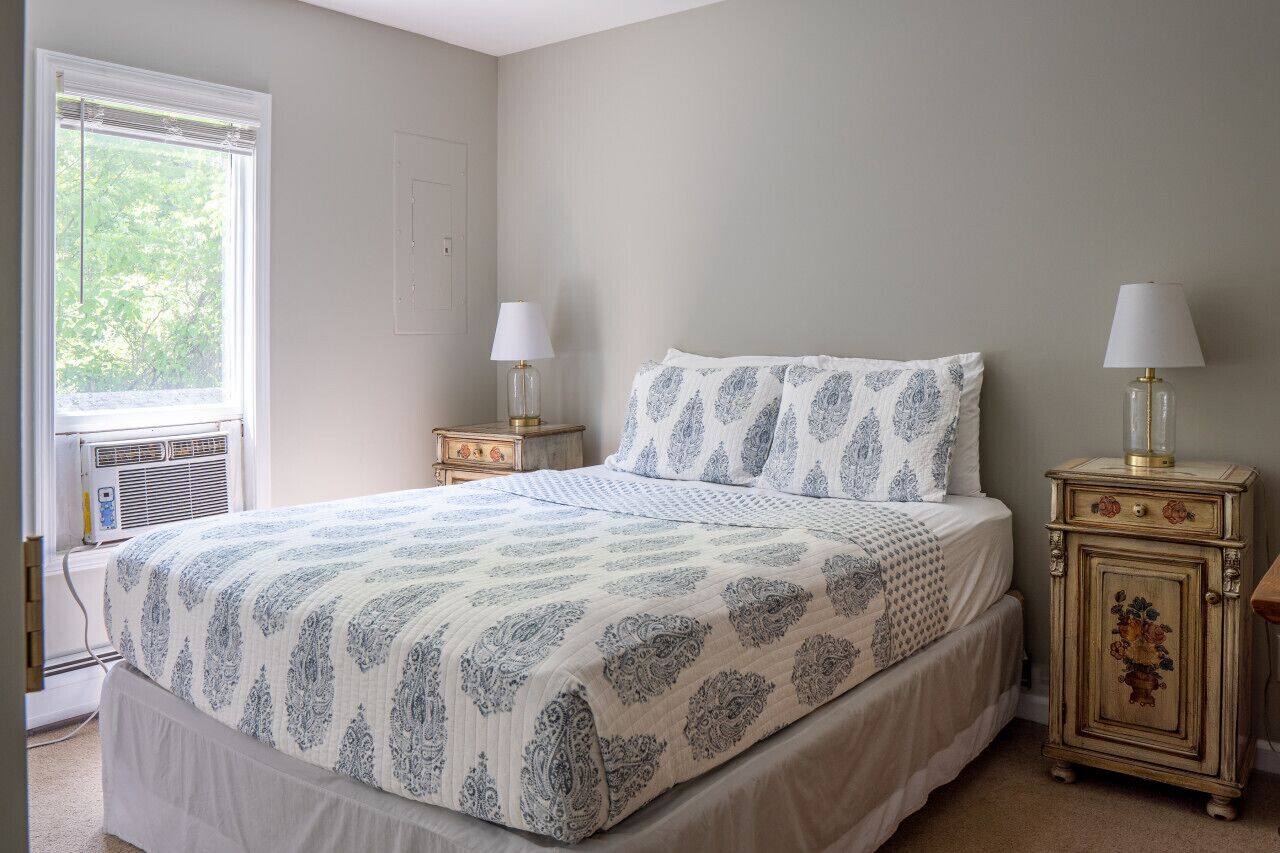 3 dormitorios, escritorio, tabla de planchar con plancha y cuna de viaje