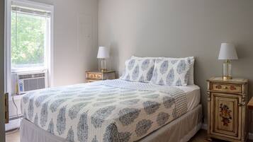 3 dormitorios, escritorio, tabla de planchar con plancha y cuna de viaje