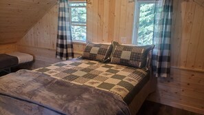 2 bedrooms - Magical Off grid Lakefront Cabin (Lone Butte)
